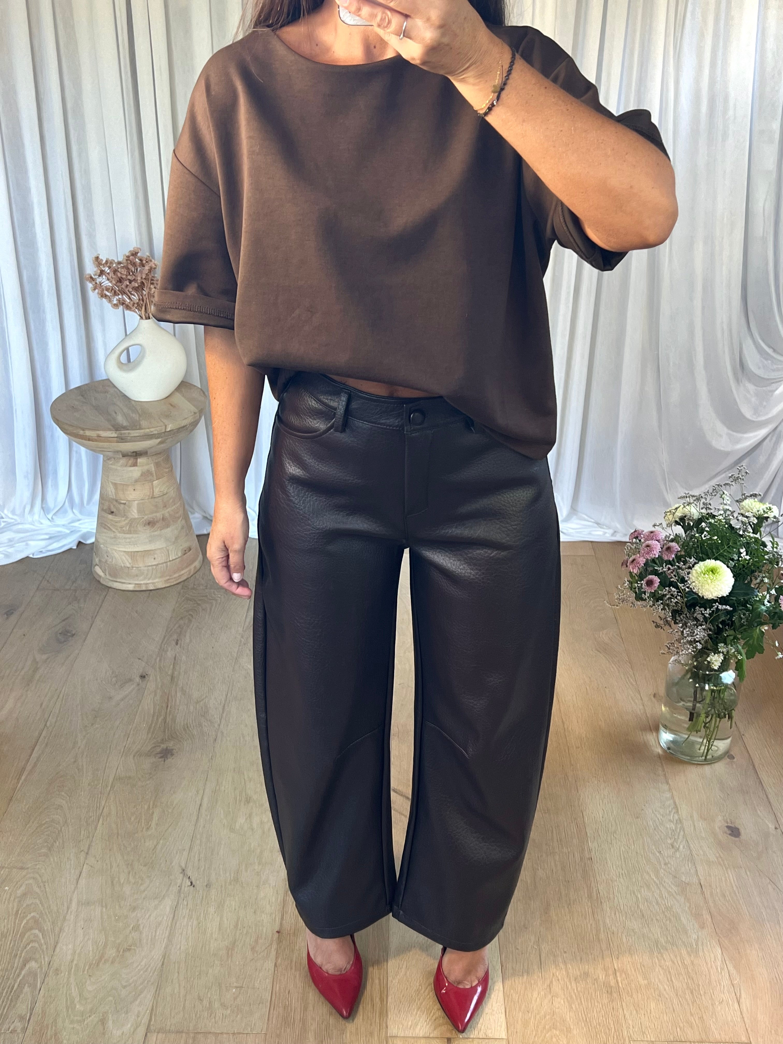 PANTALON SIMILI BARREL CHOCO