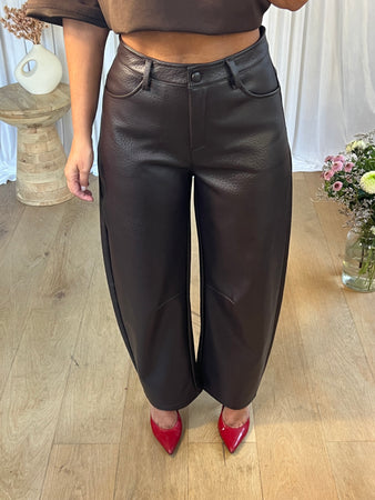 PANTALON SIMILI BARREL CHOCO
